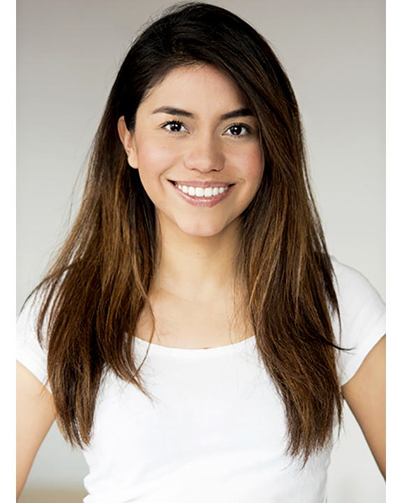 Karla Garrido sonriendo
